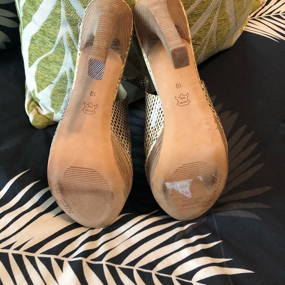 Heeled mule like sandal - Picture 3 of 3